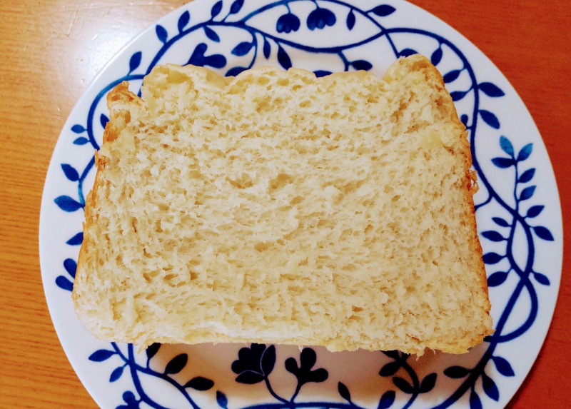 もちっとチーズ食パンを切ったところ。