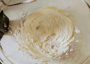 バターと砂糖をハンドミキサーでクリーム状になるまで混ぜます。
