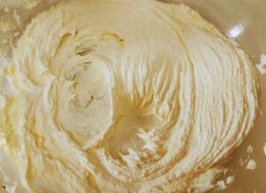バターとグラニュー糖をクリーム状になるまで混ぜる
