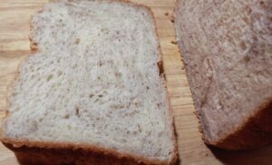 米粉のいちごマーブル食パン